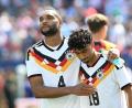 Bild: Federico Gambarini/dpa
Bald auch im Verein Teamkollegen? Jonathan Tah (l) und der offenbar vom FC Bayern umworbene Nathaniel Brown. (Archivbild)