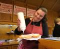 Bild: Gerd Spies
Lángos, die ungarische Spezialität aus Hefe-Kartoffelteig, gab es auf dem Marktplatz im Angebot.