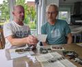 Bild: pz
Vier Jahrzehnte sind seit der Gründung der Waldsassener Blechbläser vergangen. Klaus Schicker und Armin Scharnagl (von links, beim Betrachten von Fotos aus früheren Zeiten) sind von Anfang an dabei.