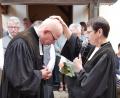 Bild: Norbert Weis
Symbolischer Höhepunkt der Verabschiedung des evangelischen Pfarrers in Illschwang: Dekanin Ulrike Dittmar legt Thomas Schertel die Hand auf – als Dank für den geleisteten Dienst, aber auch als Gottes Segen für den neuen Lebensabschnitt