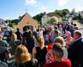 Bild: Christine Löffler 
Beim Einweihungs-Gottesdienst der Hofmann-Kapelle, die nun dem Heiligen Antonius geweiht ist. Rechts vorne am Bildrand der Künstler Hans-Georg Hierl, daneben die Familie des Eigentümers, Anton Hofmann.