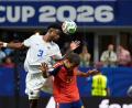 Bild: Mike Stewart/AP/dpa
Spaniens Mikel Oyarzabal (r) sorgte gegen Kap Verde für ein unrühmliches Novum.