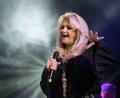 Bild: Sebastian Gollnow/dpa
Pop-Ikone Bonnie Tyler ist in Portugal aus dem künstlichen Koma aufgeweckt worden, braucht für die Genesung aber mehr Zeit als gedacht. (Archivbild)