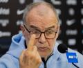 Bild: Matilde Campodonico/AP/dpa
Trainer Marcelo Bielsa und die Fußball-Nationalmannschaft von Uruguay kamen mit Verspätung in Miami an. (Archivbild)
