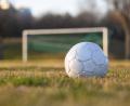 Bild: Tobias Hase/dpa
Streitende Eltern führten zu einem Polizeieinsatz bei einem Fußballspiel. (Symbolbild)
