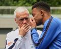 Bild: Thomas Padilla/Pool AP/AP/dpa
Didier Deschamps (l.) und Kylian Mbappé im Training der Franzosen. (Archivbild)