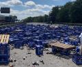 Bild: Polizei Regensburg
Ein Lkw hat am Autobahnkreuz Regensburg Richtung München eine Vielzahl von Bierkästen verloren.