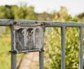 Symbolbild: AdobeStock/fefufoto
hausnummer, schild, zahl, ziffer, nummer, 11, elf, tor, pforte, gartentor, gartenpforte, alt, verbogen, blass, hässlich, verblasst, verblassen, schrott, schrottig, gammelig, kaputt, viereckig, viereck
