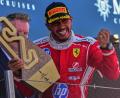 Bild: Fatima Shbair/AP/dpa
Lewis Hamilton feiert seinen ersten Sieg im Ferrari.