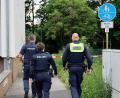 Bild: Ralf Hettler/dpa
Nach dem Fund der Frau hatten Polizisten schon am Sonntag erste Zeugen befragt. (Archivbild)