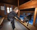 Bild: Karl-Josef Hildenbrand/dpa
Hund Linus und seine Hundeführerin Laura Pannasch auf der Suche nach der Wanze.