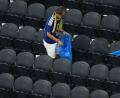 Bild: Jessica Tobias/AP/dpa
Ein japanischer Fan räumt den Müll weg beim WM-Spiel im Dallas-Stadion.