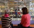 Bild: Ulla Britta Baumer
Der Förderverein Porzellan- und Kachelmuseum Tirschenreuth betreut im Museumsquartier Tirschenreuth eine eigene Porzellanabteilung. Aus dem großen Fundus des Vereins werden die schönsten Kaffeeservice extra für das Open-Air-Café am Samstag, 25. Juli, auf dem Marktplatz hergenommen und fein herausgeputzt.