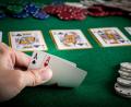Symbolbild: Jayson - stock.adobe.com
Ein Poker-Spieler beim "Texas Hold 'em" hat zwei Asse in der Hand. Solche Pokerrunden waren jetzt Thema beim Amberger Amtsgericht - ein Fall von verbotenem Glücksspiel.
