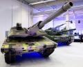 Bild: Julian Stratenschulte/dpa
Rheinmetall-Panzer bei einer firmeneigenen Show im Werk in Unterlüß, vorne der Panther-Kampfpanzer. Der dürfte auch auf der Eurosatory zu sehen sein. (Archivbild)