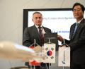 Bild: Wolf von Dewitz/dpa
Rheinmetall-Manager Oliver Dürr und der südkoreanische Manager Ickhyun Shin nach der Unterschrift der Vereinbarung bei der Eurosatory.