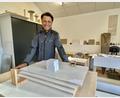 Bild: Claudia Völkl
Dominik Schleicher zeigt in seinem lichtdurchfluteten Wolfringer Atelier das Modell des neuen Altarraums der Weiherner Pfarrkirche.