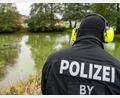 Archivbild: sbö
Ein Polizist trägt ein gelb-schwarzes Headset auf dem Kopf. Mit diesem kommuniziert er mit seinem Kollegen, der sich im Wasser befindet. Im Oktober wurde ein Weiher in Wernberg-Köblitz abgesucht.