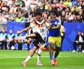 Bild: Tom Weller/dpa
Der Kümmersbrucker Nathaniel Brown ist der Shootingstar nach dem ersten WM-Spiel der Deutschen. Angeblich steht das Talent vor einem Wechsel zum FC Bayern.