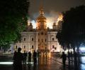 Bild: Danylo Antoniuk/AP/dpa
Flammen züngeln aus dem Dach unter den vergoldeten Kuppeln der Mariä-Entschlafens-Kathedrale.