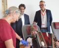 Bild: Helmut Kunz
Blutspender "Lucky". BRK-Kreisgeschäftsführer Sandro Galitzdörfer und BRK-Spendenbetreuer Matthias Freund drücken im Hintergrund die Daumen, dass alles gut geht.