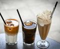 Bild: Jens Kalaene/dpa
Kaffeekonzentrat kann man mit Milch oder Wasser verlängern und mit Eiswürfeln oder Sahne servieren - die Möglichkeiten sind vielfältig. (Archivbild)
