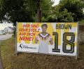 Bild: Heike Unger
Kümmersbruck feiert "seinen" Nationalspieler Nathaniel "Nene" Brown: Pünktlich zu Beginn der Fußball-Weltmeisterschaft 2026 verkündet seit 11. Juni Browns Heimatgemeinde Kümmersbruck per Transparent am Ortseingang in Lengenfeld im XL-Format "Wir sind sehr stolz auf dich Nene!".