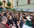 Bild: Georg Lang
Die Freitreppe zur Pfarrkirche bildete die ideale Bühne für die Stadtkapelle, die sich unter der Stabführung von Tobias Zeitler (rechts) in Orchesterstärke präsentierte.