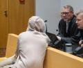 Bild: Stefan Puchner/dpa
Wegen eines Mordes an einer Mutter mit drei Kindern ist ein 30 Jahre alter Mann, hier mit seinen beiden Verteidigern, zu einer lebenslangen Gefängnisstrafe verurteilt worden.