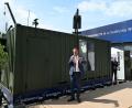 Bild: Wolf von Dewitz/dpa
Rheinmetall-Manager Timo Haas bewarb den Abschuss-Container bei der Rüstungsmesse Eurosatory. Auf dem Dach des Containers ist eine Kamikaze-Drohne zu sehen.