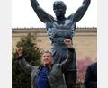Bild: Michael Perez/AP/dpa
Sylvester Stallone vor der Rocky-Statue. (Archivbild)