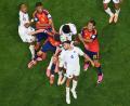 Bild: Colin Hubbard/FR172196 AP/AP/dpa
Pico Lopes (M) im Kopfballduell.