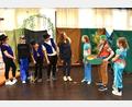 Bild: Ulla Britta Baumer
Während der Generalprobe gibt es noch jede Menge zu klären: Gesangslehrerin Susanne Behnes-Wessel (Mitte) bespricht mit den jungen Darstellerinnen und Darstellern den weiteren Verlauf des Musicals.