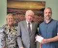Bild: Verena Uschold Klinikum St. Marien Amberg
Albert Graf (Mitte) aus Fensterbach wünschte sich zum 85. Geburtstag Spenden für die Palliativstation des Amberger Klinikums. Jetzt überreicht er an Pflegedirektorin Kerstin Wittmann (links) und den Stationsleiter der Palliativstation, Tobias Reif, 1500 Euro.