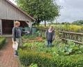 Archivbild: Lowak
Maria Treber und Meta Betke im Bauerngarten des Kreislehrgartens in Floß. In den letzten 30 Jahren hat sich im Kreislehrgarten viel getan.