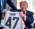 Bild: Michael Kappeler/dpa-Pool/dpa
Trump zeigt sein Geschenk zum 80. Geburtstag.