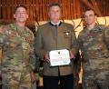 Bild: Joachim Gebhardt
Mit der "Public Service Commendation Medal" zeichnete der Kommandant der US-Garnison, Colonel Stephen C. Flanagan (rechts), gemeinsam mit Command Sergeant Major James A. Boersma (links) den langjährigen Bundesförster Andreas Irle aus.