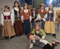 Bild: OVIGO, Florian Wein
Im OVIGO-Theaterstück "Robin Hood" spielen viele Kinder mit.