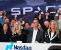 Bild: Frank Franklin II/AP/dpa
Manager von SpaceX läuteten das Börsendebüt an der Technologiebörse Nasdaq ein. (Archivbild)