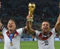 Bild: Andreas Gebert/dpa
NBA-Basketball oder Boxkämpfe haben Lukas Podolski (r) früher aus dem Bett geholt, die Fußball-WM nun nicht mehr. (Archivbild)