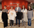 Bild: Petra Grommas/Witt-Gruppe
Die Auszubildenden der Witt-Gruppe, Madeleine Adam (rechts) und Vanessa Reichl (links), übergaben die gesammelten Kleidungsstücke an die Caritas Weiden-Neustadt.Petra Grommas/Witt-Gruppe
