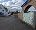 Bild: Paul Zrenner
Die Brauhausstraße mit der markanten Klostermauer soll optisch aufgewertet werden. Noch diesen Herbst werden die Kanal- und Wasserleitungen erneuert, nächstes Jahr folgt der Straßenausbau.