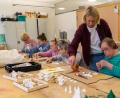 Bild: Marina Gube
In den Jura-Werkstätten in Amberg-Sulzbach wird nicht nur gebohrt und gehämmert – sondern auch fleißig kreativ gearbeitet.
