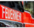 Bild: Soeren Stache/dpa
Die Löscharbeiten nach dem Kellerbrand dauerten am späten Abend noch an. (Symbolbild)