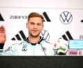 Bild: Federico Gambarini/dpa
Joshua Kimmich kann die Kritik an Leroy Sané nicht verstehen.