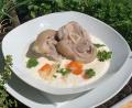 Bild: Michael Schiffer
Mit Schweinshaxen wird die Suppe zubereitet. In der Steiermark wird das Fleisch in Scheiben mit der Suppe serviert. Wer mag kann das Fleisch nach dem Kochen auch in Stücke schneiden.