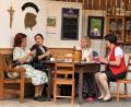 Bild: Heidi Kurz
Die vier Frauen (Angels Brunner, Linda Hirsch, Saskia Pirner und Sylvia Arnold) treffen sich zum Strickliesl-Abend. Das alles natürlich nicht in Echt sondern in Königstein im Bauerntheater.