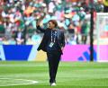 Bild: Tom Weller/dpa
Ein besonderer Moment: Ochoa ging allein über den Rasen vor dem Eröffnungsspiel. (Archivbild)