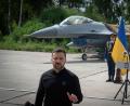 Bild: Efrem Lukatsky/AP/dpa
Die Ukraine hat zwar aus den USA F-16-Bomber - wie auf dem Bild zu sehen - erhalten, nutzt aber weiterhin auch sowjetische Kampfbomber wie die Su-24 zur Abwehr russischer Attacken. (Symbolbild/Archiv)