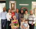 Bild: Peter Garreiss
Mathilde Hammerl (vorne links) feierte ihren 95. Geburtstag mit Tochter Monika im Kreise ihrer Familie, Schwester und Verwandten. Auch Bürgermeister Armin Bulenda (links) überbrachte der Jubilarin Glück- und Segenswünsche.